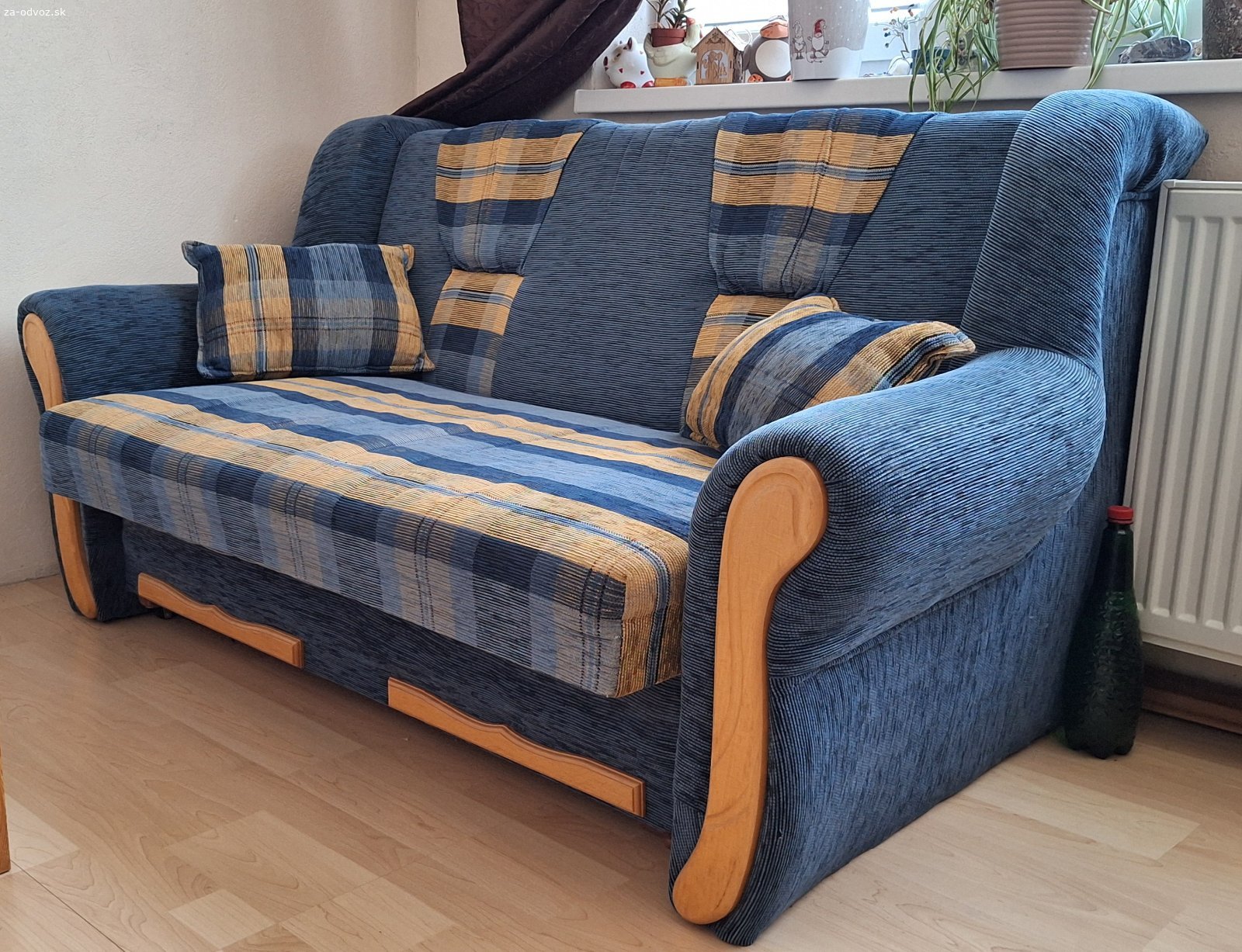 Rozkladací gauč. Dvojmiestny, tmavomodrý gauč so žltým károvaným vzorom a s úložným priestorom. Rozmery: dĺžka 160cm, výška 84 cm, šírka sedu 60cm, dá sa rozložiť do dvoch metrov.