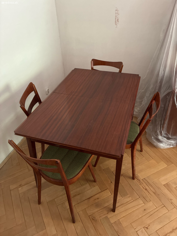 Rozkladací stôl a 4 stoličky