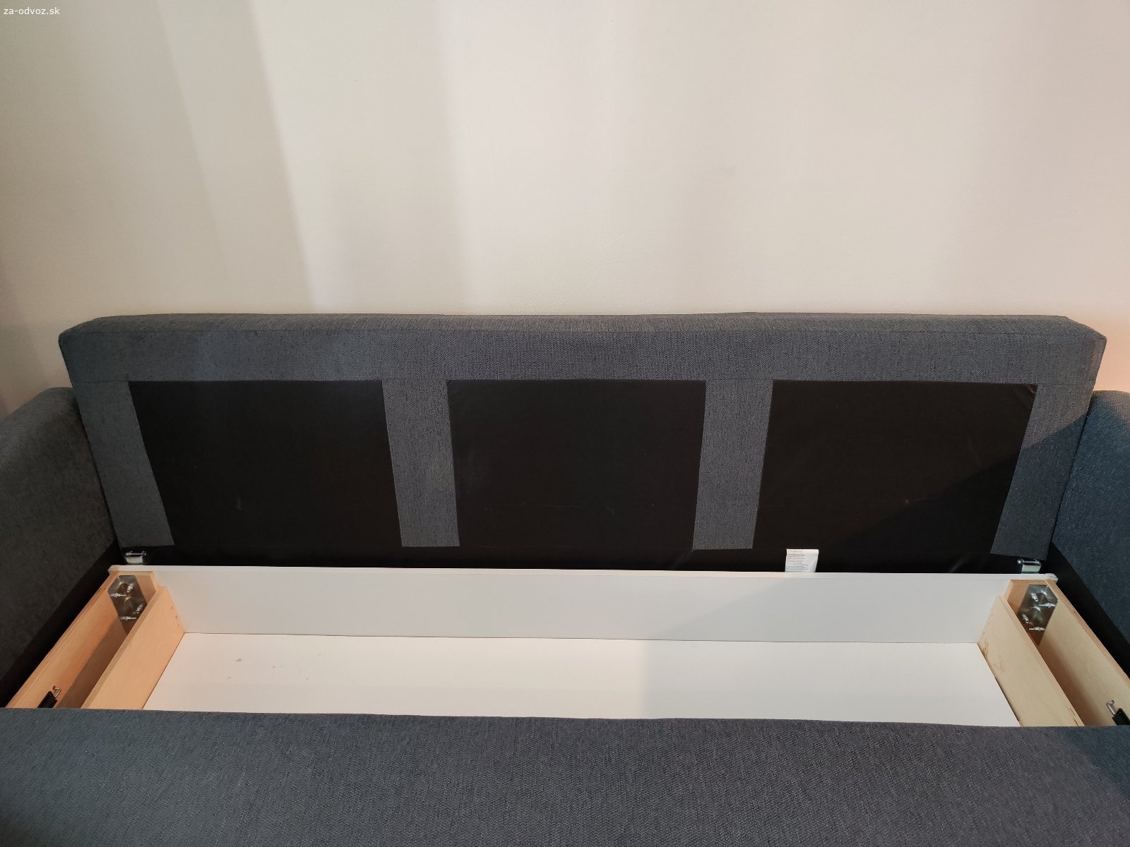 Rozkladacia pohovka IKEA FRIHETEN. Darujem túto použitú rozkladaciu 3-pohovku (gauč/posteľ). Je v dobrom stave, ale nesie známky používania. Nemá žiadne fľaky ani na ňu nebolo nič vyliate.

Dostupná na odvoz 29.-30.9. v Bratislave-Petržalke.

Zabezpečenie odvozu nutné.