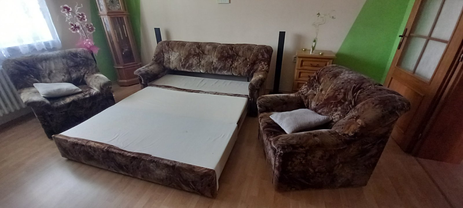 rozkladacia sedacia súprava. darujem rozkladaciu sedaciu súpravu do obývačky za odvoz.
rozmery : gauč 200 x 90 x 85 (d-š-v )
                kreslo 90 x 80 x 85 (d-š-v ) - 2 ks
plocha na spanie (rozložený gauč) 220 x 160