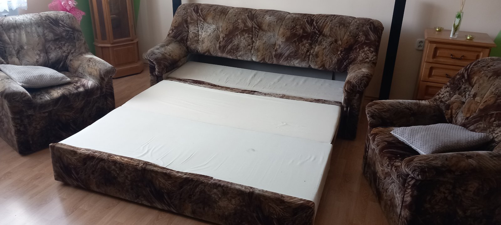 rozkladacia sedacia súprava. darujem rozkladaciu sedaciu súpravu do obývačky za odvoz.
rozmery : gauč 200 x 90 x 85 (d-š-v )
                kreslo 90 x 80 x 85 (d-š-v ) - 2 ks
plocha na spanie (rozložený gauč) 220 x 160