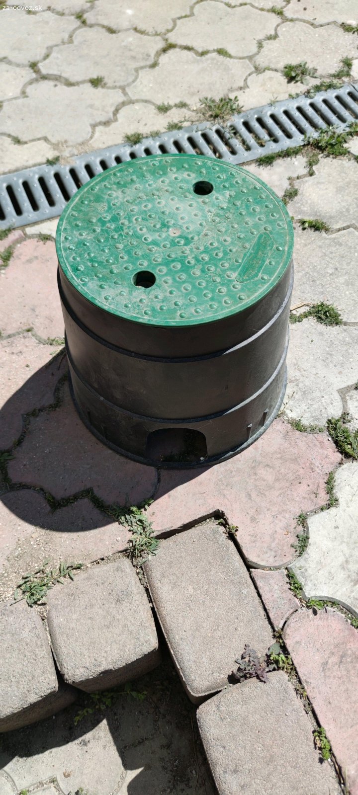 Šachta. darujem šachtu. Nepoužitá, iba zaprášená. Priemer 24-30 cm, výška 26cm. Iba osobný odber. Nerezervujem.