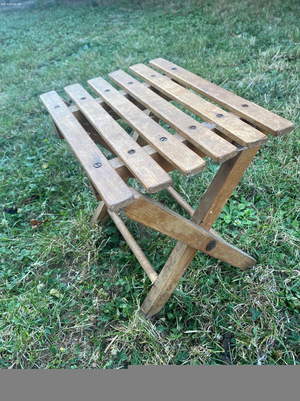 Šamlík a skladacia stolička. Ponukame  drevený šamlík slúži ako tradičná nízka stolička alebo stúpadlo a malú drevenú skladaciu stoličku, potrebná renovácia. 

Len osobný odber Gabcikovo alebo po dohode Bratislava.