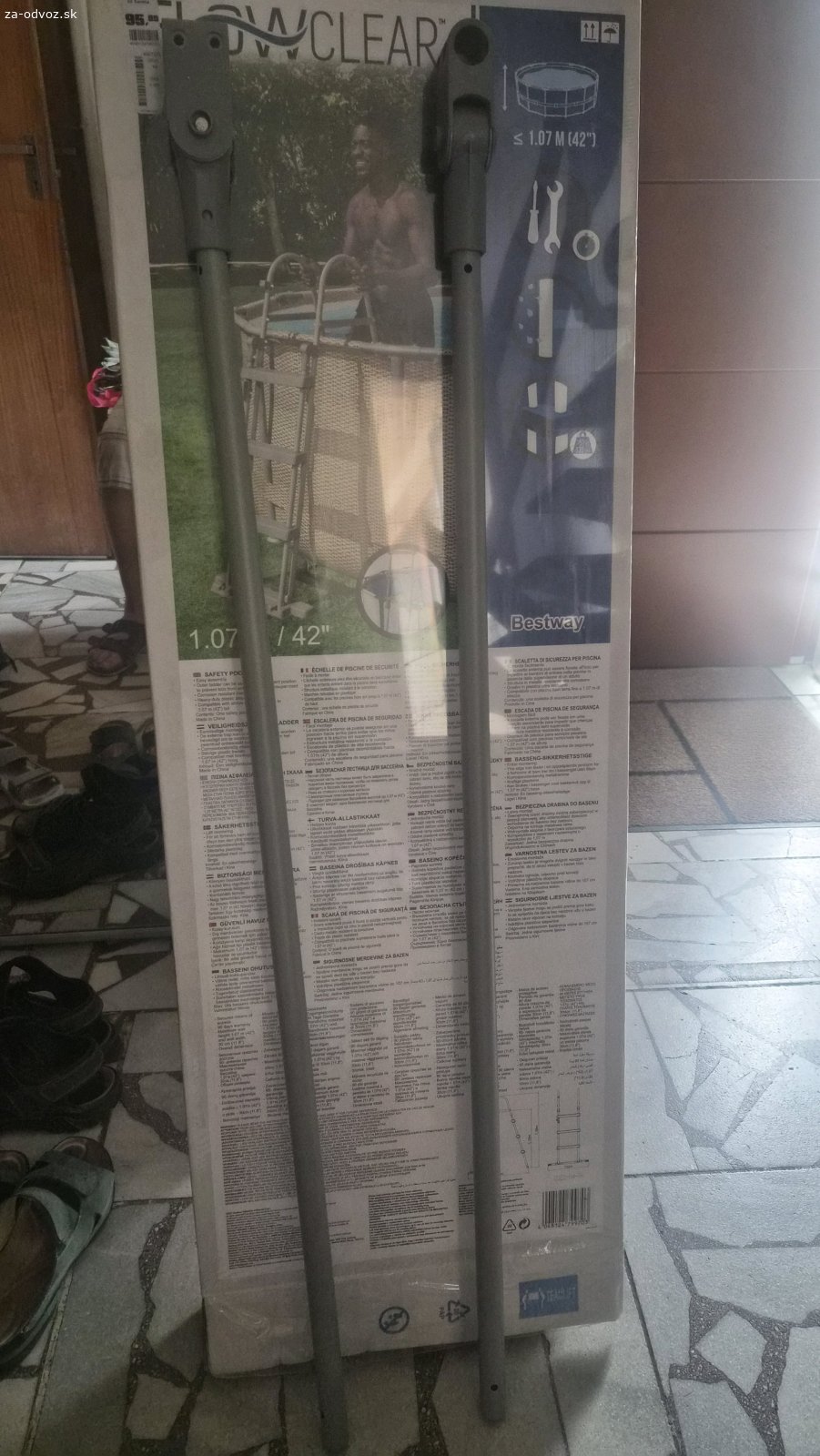 schodíky. polovica zo schodov do bazéna, výška cca 1m