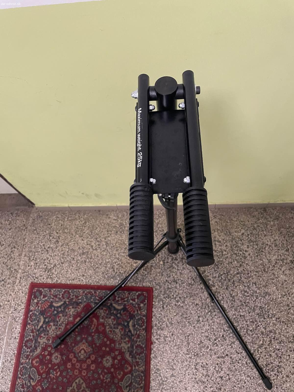 Servisný stojan. Darujem servsiny stojan. Stojan je pevný, stabilný, skladný, nosnosť 25kg.
