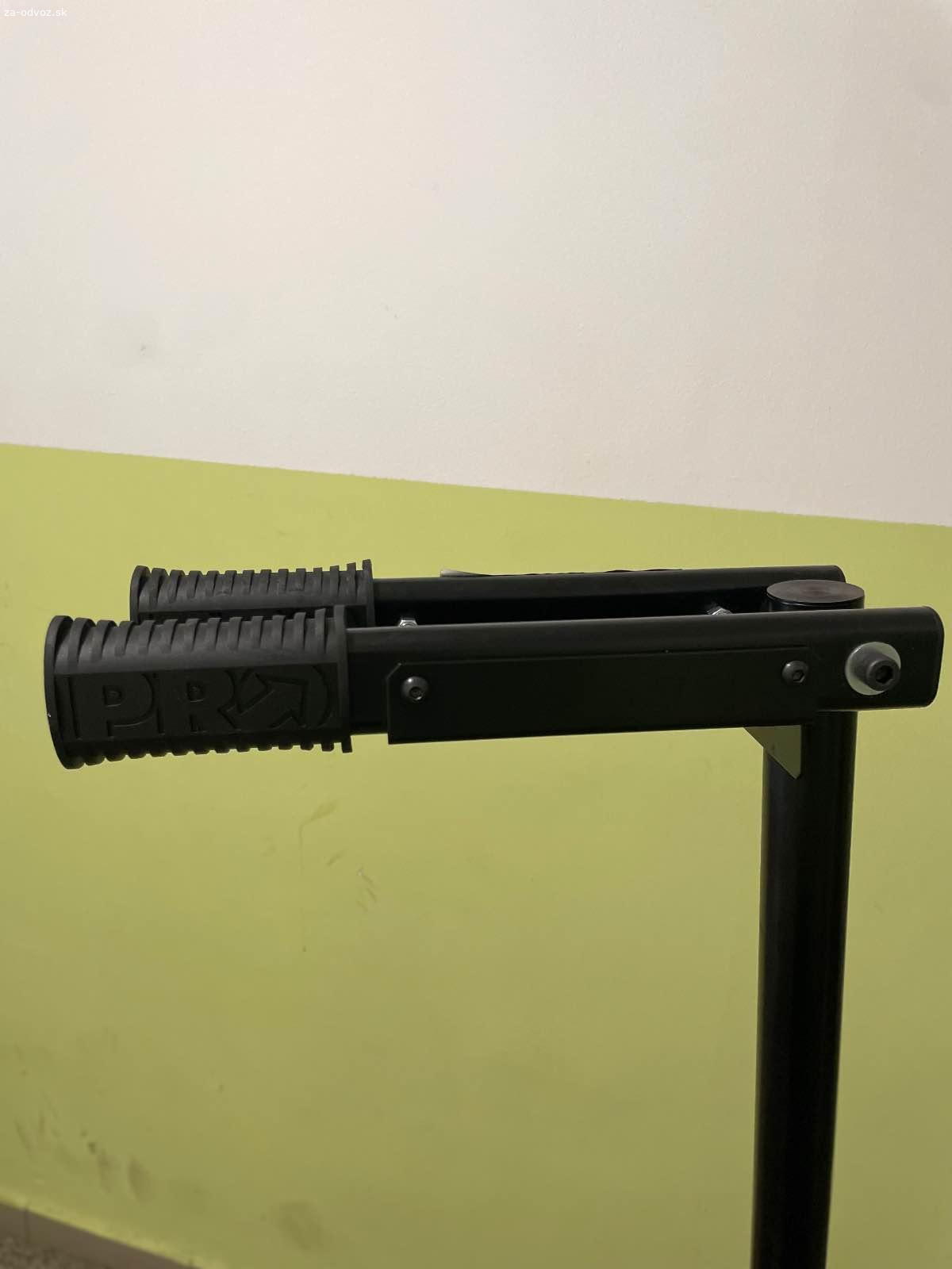 Servisný stojan. Darujem servsiny stojan. Stojan je pevný, stabilný, skladný, nosnosť 25kg.