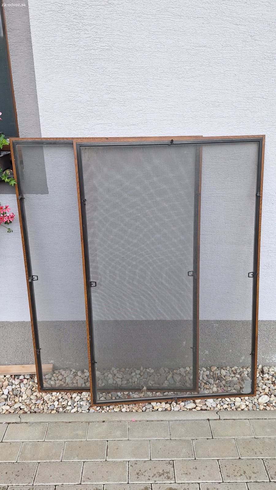 sieťka na okno x 2. darujem za odvoz 2x sieťku na okno, rozmery 135x88 cm, mozno aspoň na sušenie hríbov sa niekomu hodia