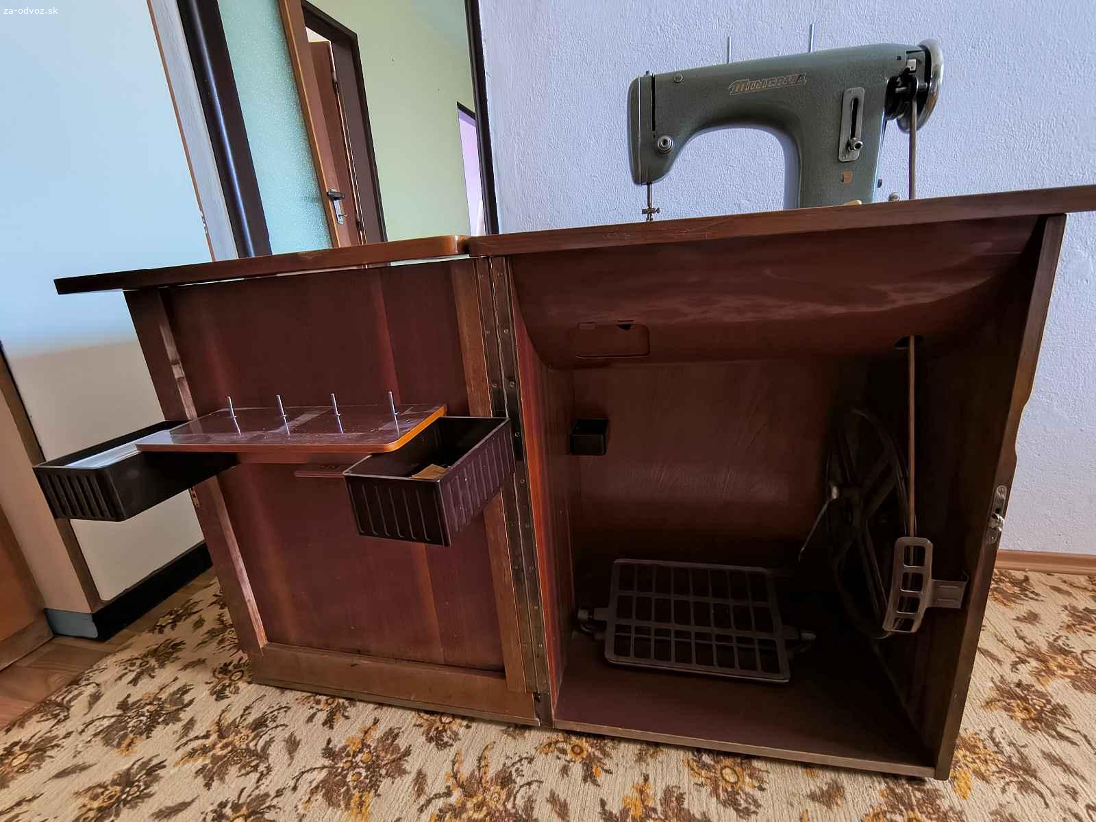 Šijací stroj Minerva - skriňová forma