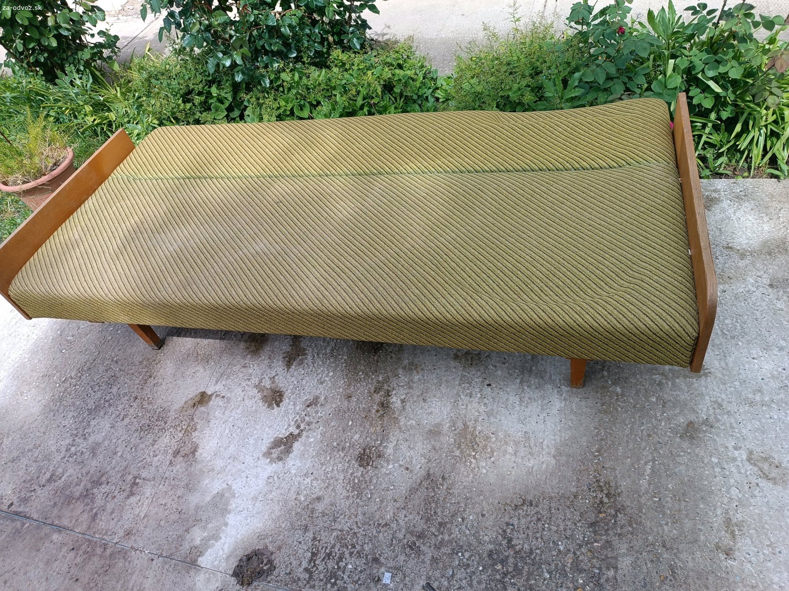 Sklapacia Váľanda. Darujem retro sklapaciu váľendu
188x54x36
keď je sklopená na posteľ 
188x90