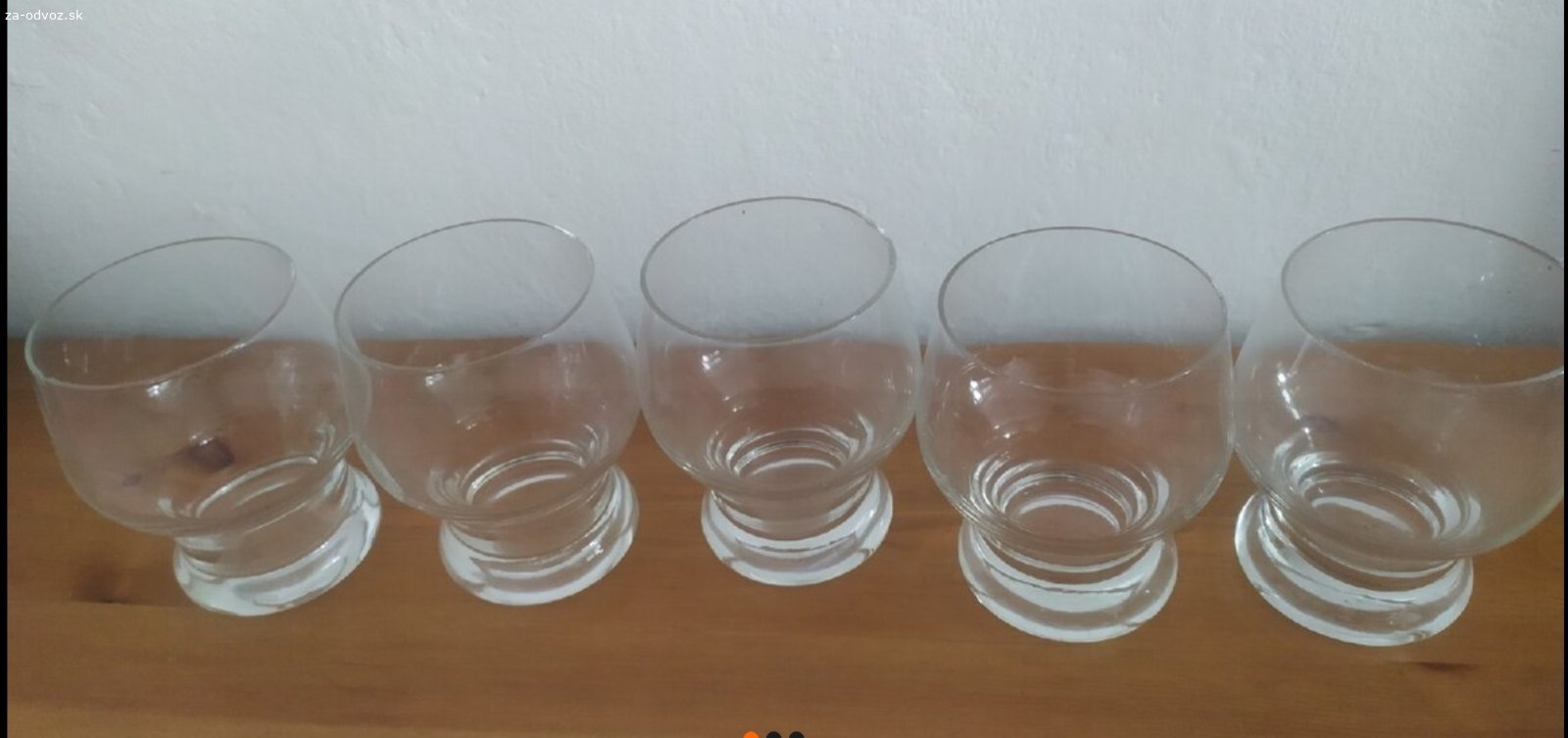 sklenene pohare. 5ks sklenených pohárov. Jeden mierne odbitý, no stále používateľný (viď foto). Iba osobný odber v Petržalke.
