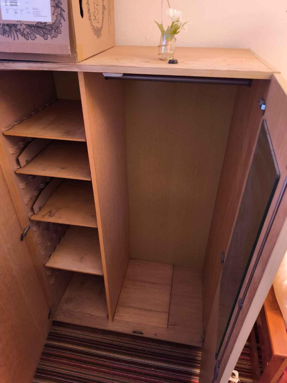 Skriňa dvojdverová