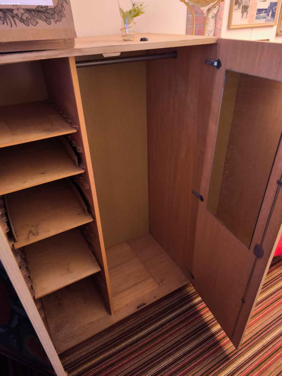 Skriňa dvojdverová