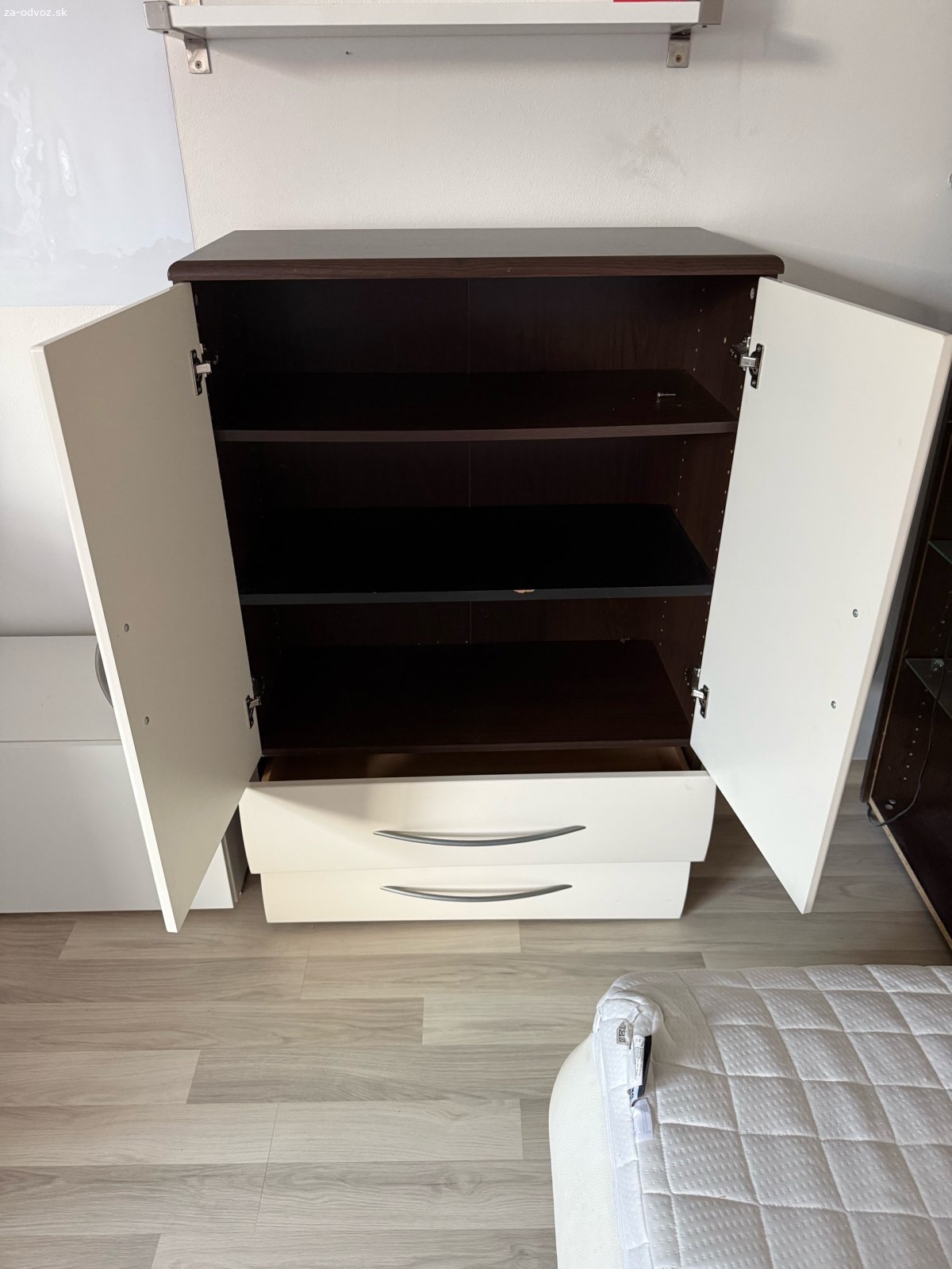 Skriňa/kabinet. Darujem skriňu/kabinet s policami a 2 šuflíkmi. Jemne opotrebovaná na jednej polici (vidno na foto). Spodny suflik je trochu nakrivo.

Prosim pisat SMS. Zavolam hned ako to bude mozne.