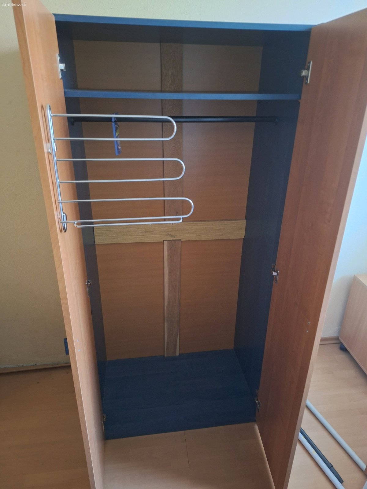 skriňa. v dobrom stave