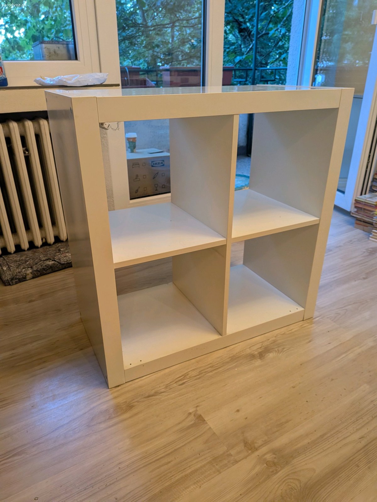 Skrinka IKEA expedit/kallax 2x2. Darujem knižnicu Ikea Expedit/Kallax. Drobné známky používania na spodnej polici - viď foto. V prípade záujmu pridám aj košíky na fotke.

Prosím píšte SMS/Whatsapp.