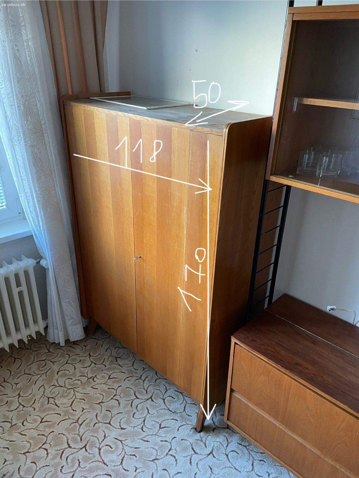 Stara skriňa. Darujem za odvoz starú skriňu s úložným priestorom. Detaily na fotkách. Odvoz si treba zabezpečiť.

Nezávislé odstránenie a presun:
Exnárova 41, Bratislava
3. poschodie, budova bez výťahu.

Prosím, kontaktujte prostredníctvom e-mailom alebo SMS: