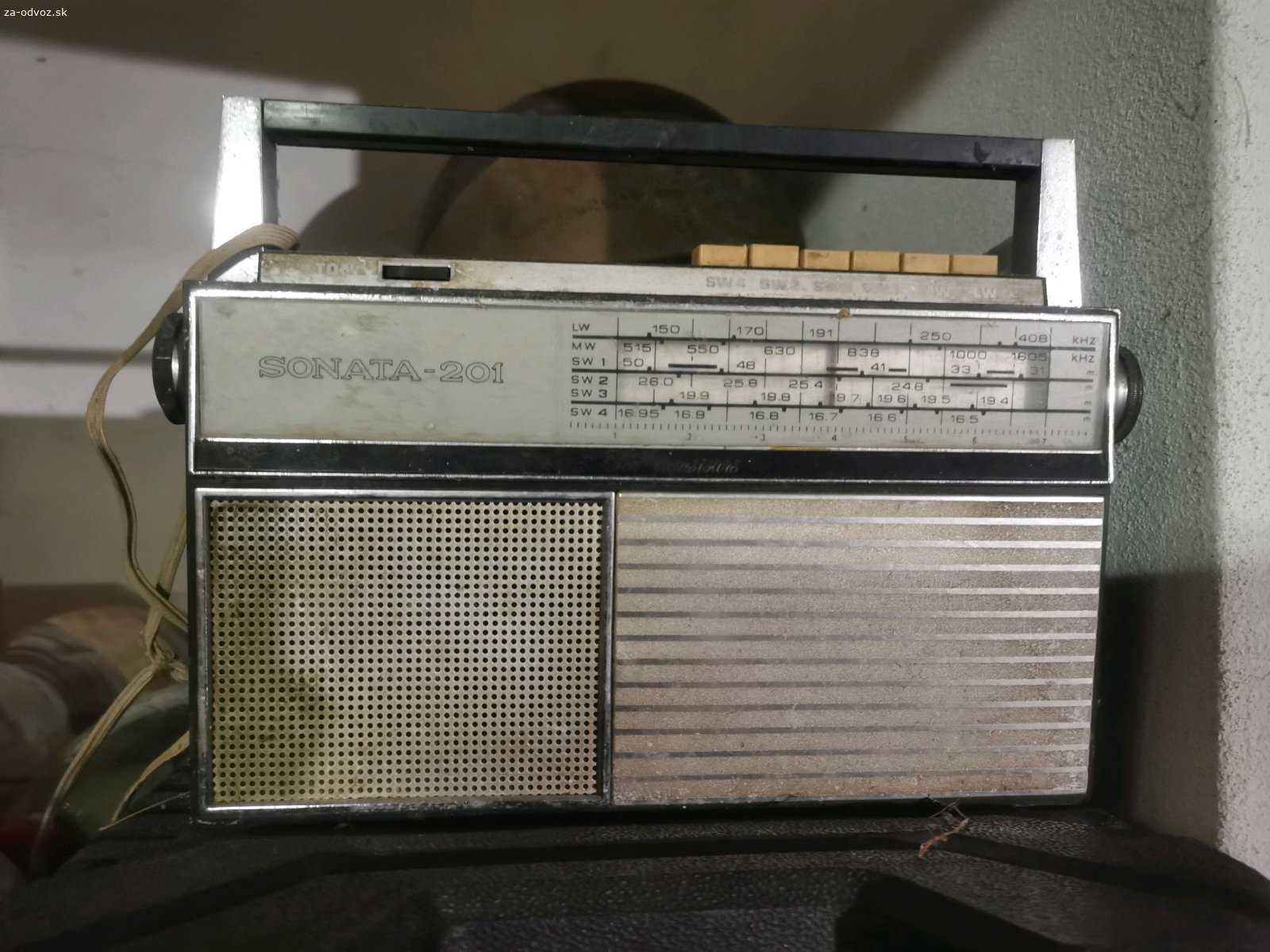 staré rádio. Darujem toto rádio, neskúšal som, či funguje. Ak niekto zbiera, rad posuniem, inak asi skončí v odpadoch.