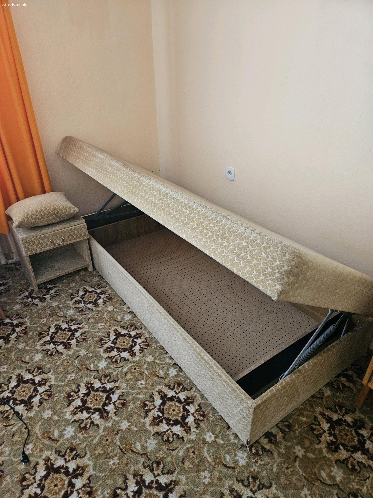 Staršia váľanda s nočným stolíkom. Darujem staršiu váľandu s úložným priestorom aj s nočným stolíkom v rovnakom čalúnení. Znamky používania na foto. Rozmery na foto. Dostupné do piatku, potom vyhadzujem.