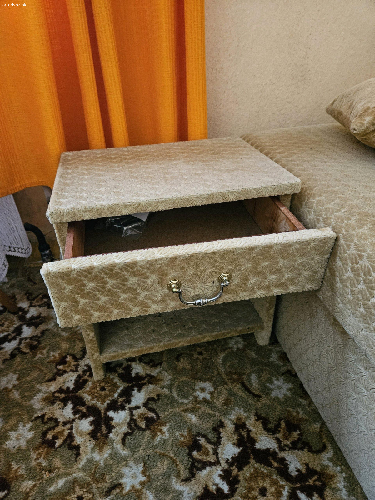 Staršia váľanda s nočným stolíkom. Darujem staršiu váľandu s úložným priestorom aj s nočným stolíkom v rovnakom čalúnení. Znamky používania na foto. Rozmery na foto. Dostupné do piatku, potom vyhadzujem.