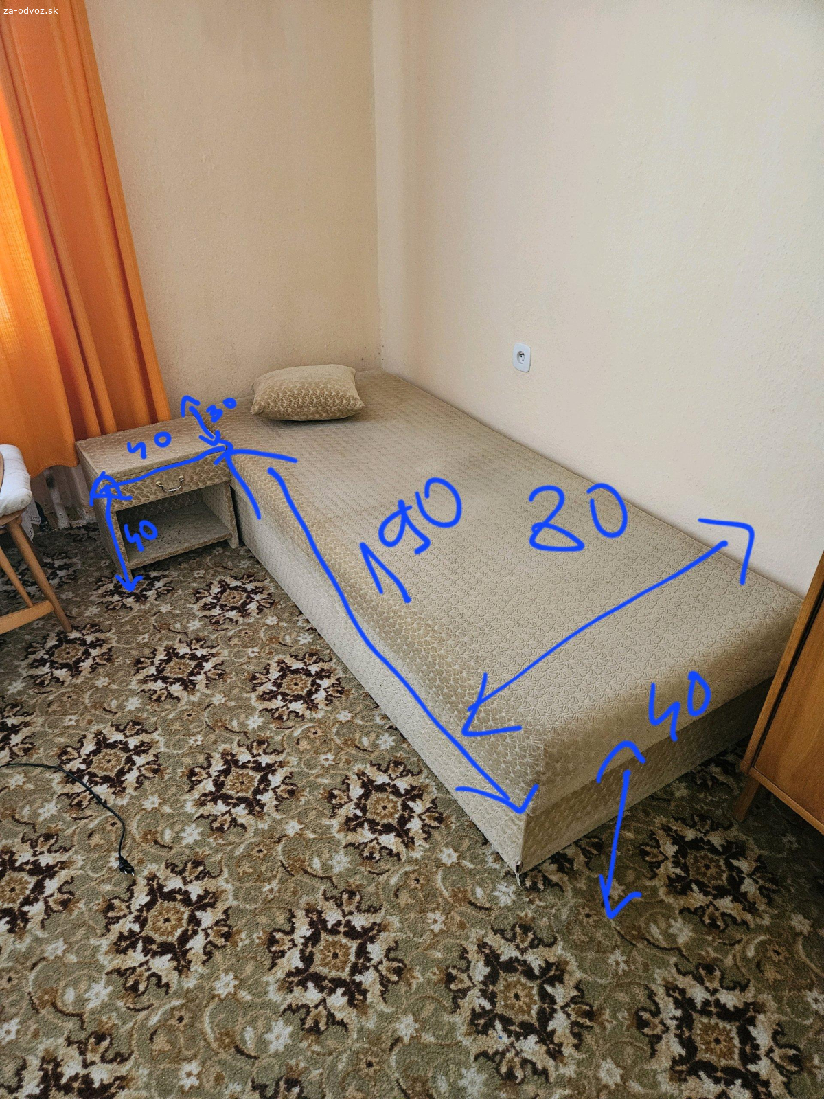 Staršia váľanda s nočným stolíkom. Darujem staršiu váľandu s úložným priestorom aj s nočným stolíkom v rovnakom čalúnení. Znamky používania na foto. Rozmery na foto. Dostupné do piatku, potom vyhadzujem.