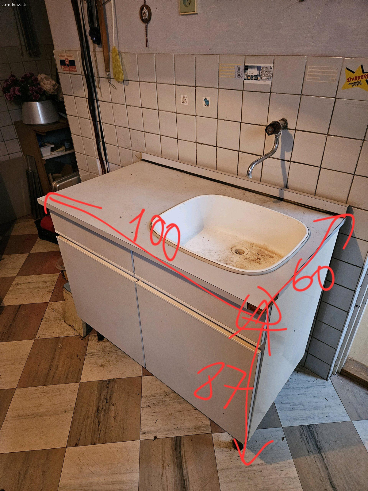 Starý drez. Darujem starý drez, treba si ho vyčistiť, ma skrinku a dva šuplíky, bledomodrá farba. Rozmery na foto. Dostupné do piatku, potom vyhadzujem.