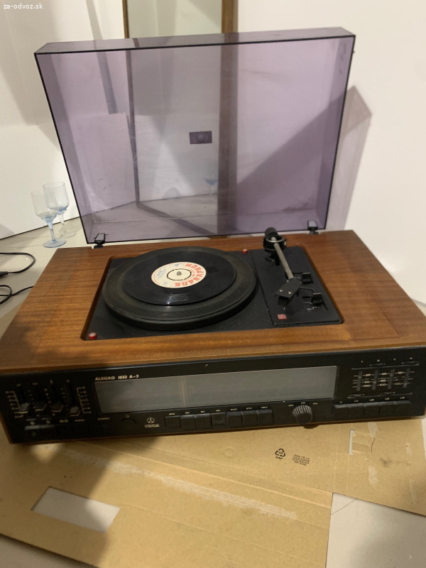 Starý gramofón s rádiom Tesla Alegro 1023 A-3