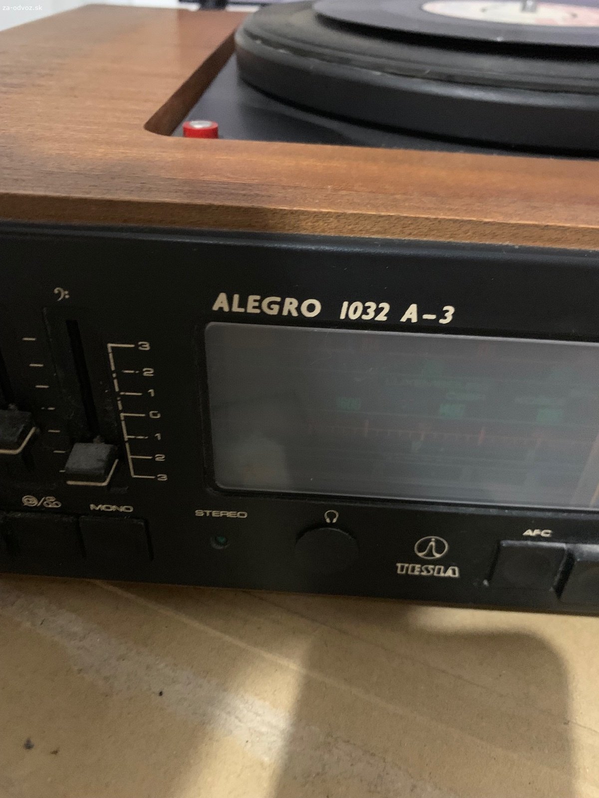 Starý gramofón s rádiom Tesla Alegro 1023 A-3. nálezový stav, naposledy fungoval ale pri prehrávaní platní je niaky problém.