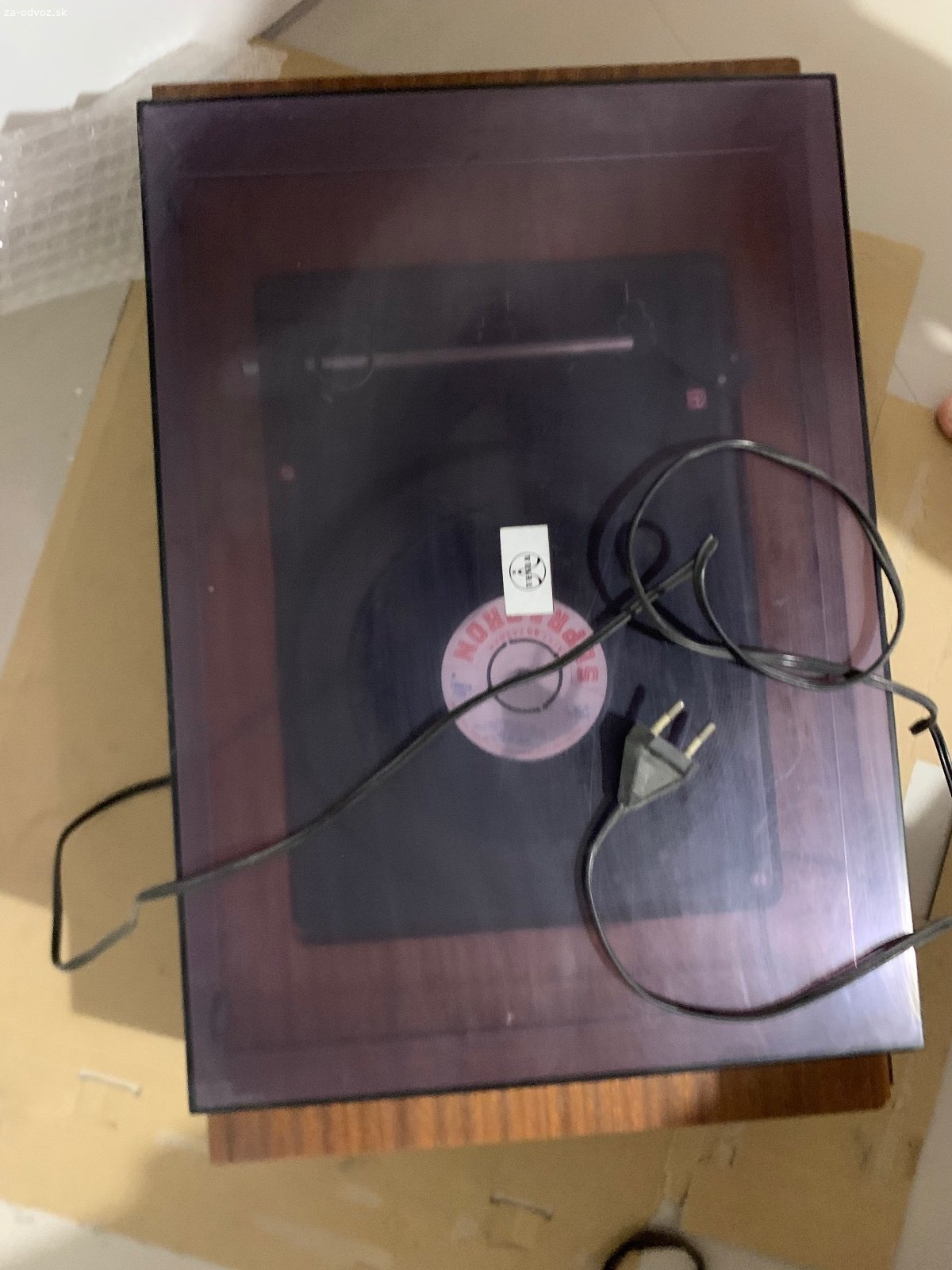 Starý gramofón s rádiom Tesla Alegro 1023 A-3. nálezový stav, naposledy fungoval ale pri prehrávaní platní je niaky problém.