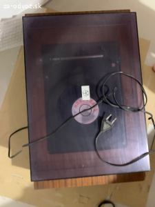 Starý gramofón s rádiom Tesla Alegro 1023 A-3