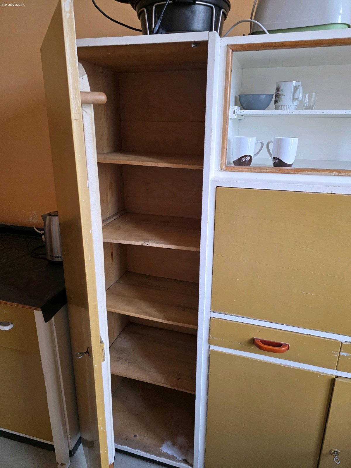 Starý kredenc. Funkčný, v dobrom stave