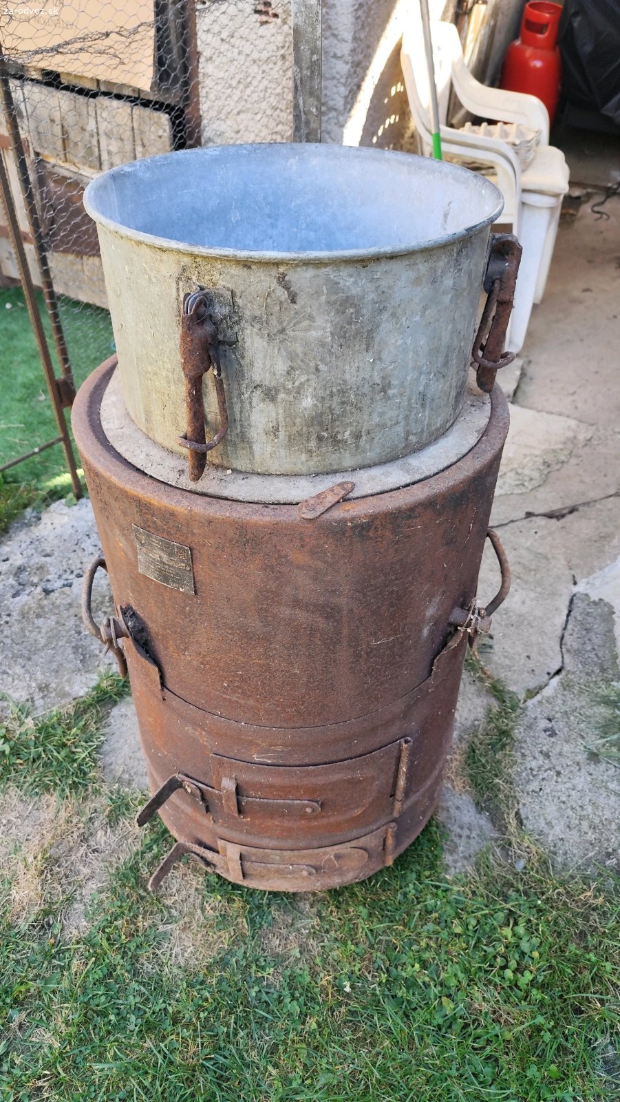 Starý parák, tlakový hrniec. Darujem za odvoz starý dlho nepoužívaný parák. Stav ako na foto, ale stále funkčný!