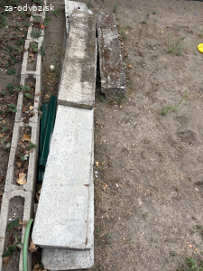 stavebná suď /betonové obrubníky
