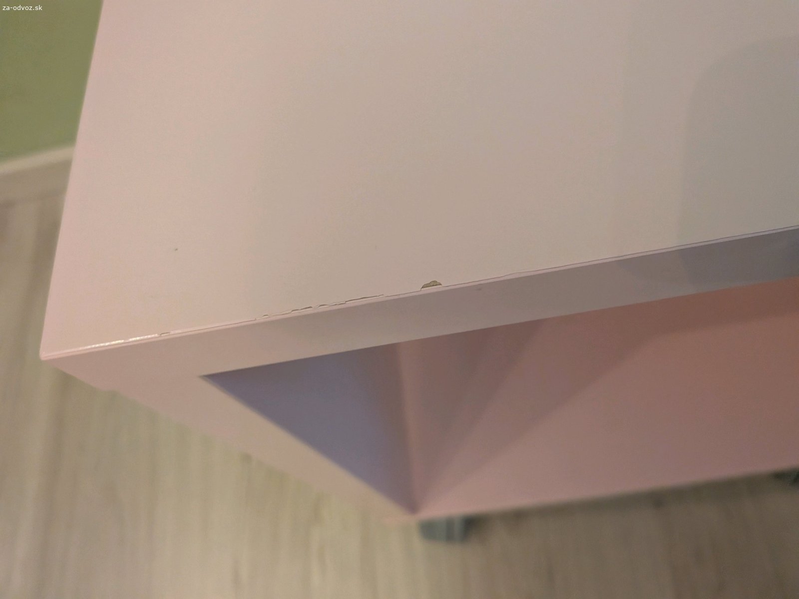 Stolík na kolieskach. Darujem ružový nočný / príručný stolík s kvetinovým vzorom na funkčných kolieskach. Mierne ošúchané rohy - viď foto.

d36 x š36 x v44cm
