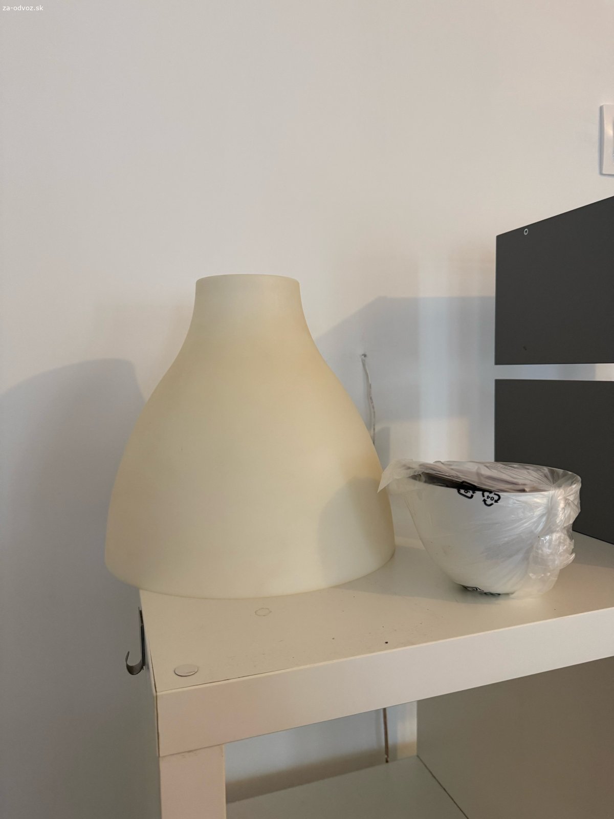 svetlá, tienidlá IKEA 3 ks. Darujem tieto tienidla myslím že sú všetky z IKEA. 
pozri si aj ostatné inzeráty darujem toho viac. 

Odber v starom meste. 

Autom až ku bytovke sa da prísť medzi 6:00-9:30. Alebo hocikedy počas dňa sa dá zastaviť autom kúsok od bytu na Drevennéj ulici. skrinky sú ľahké takže pohode prinesiete. 

Prosím ak máte záujem tak mi rovno napíšte deň, čas kedy sa môžete zastaviť.