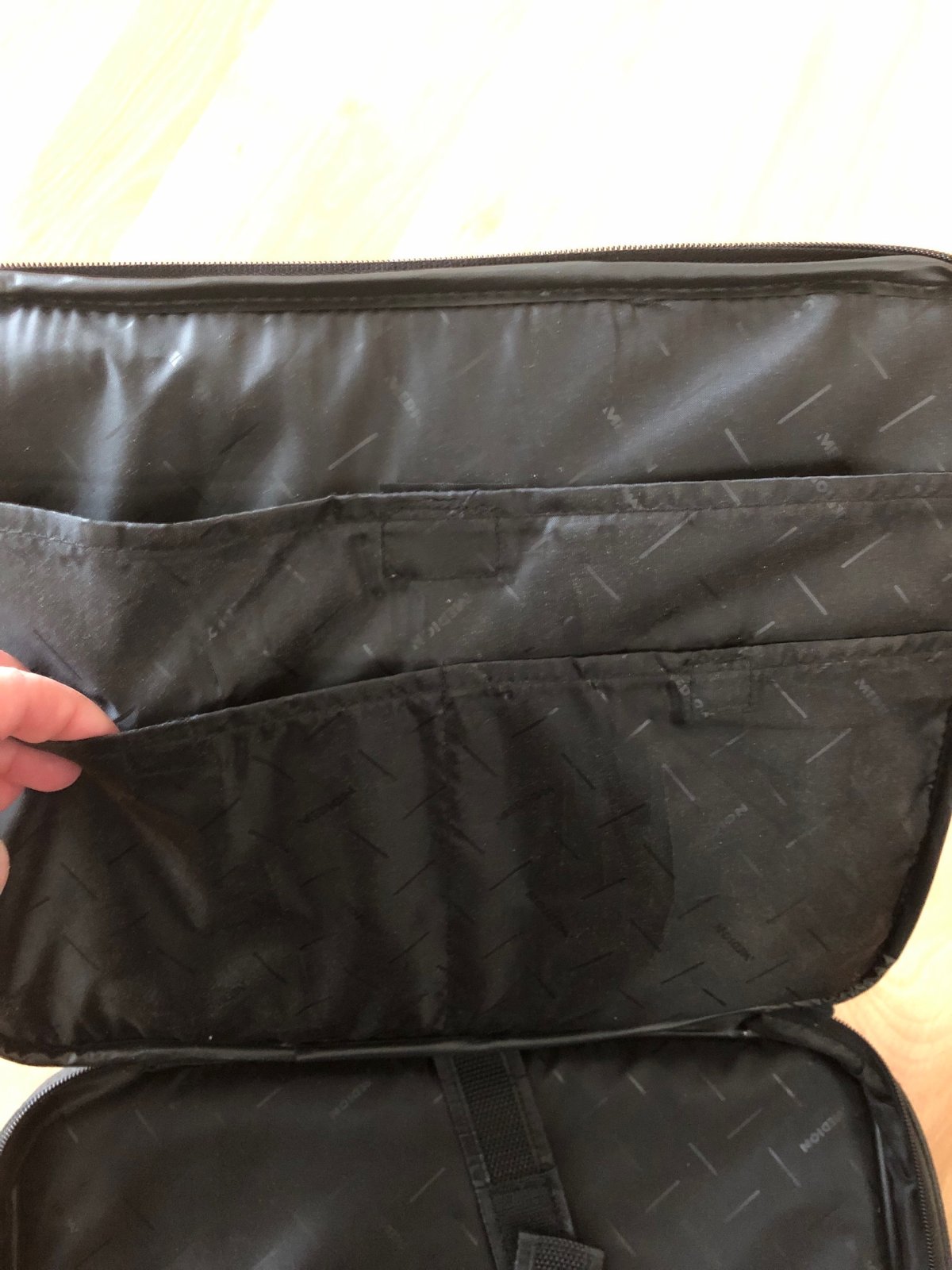 Taska na mensi notebook. Darujem tasku na mensi notebook alebo moze posluzit ako taska na dokumenty. Sirka cca 35 cm, vyska 28 cm.
Len osobny odber BA-Petrzalka