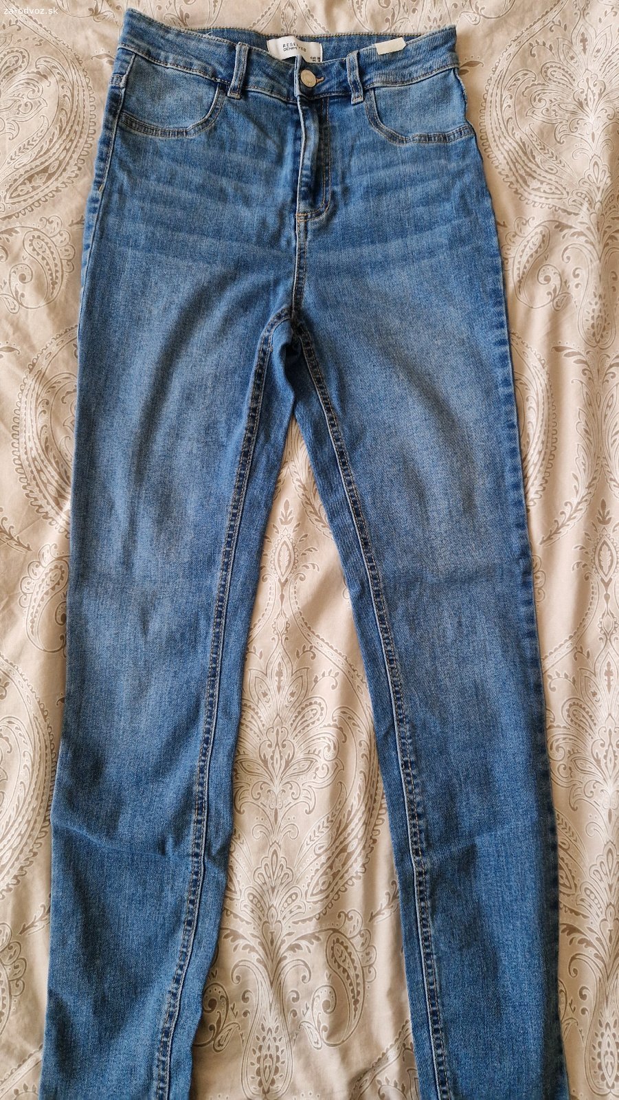 Taška skinny jeans 34-36. darujem dašku damskych skinny jeans nosene ale stale v dobrom stave velkost 34-36.