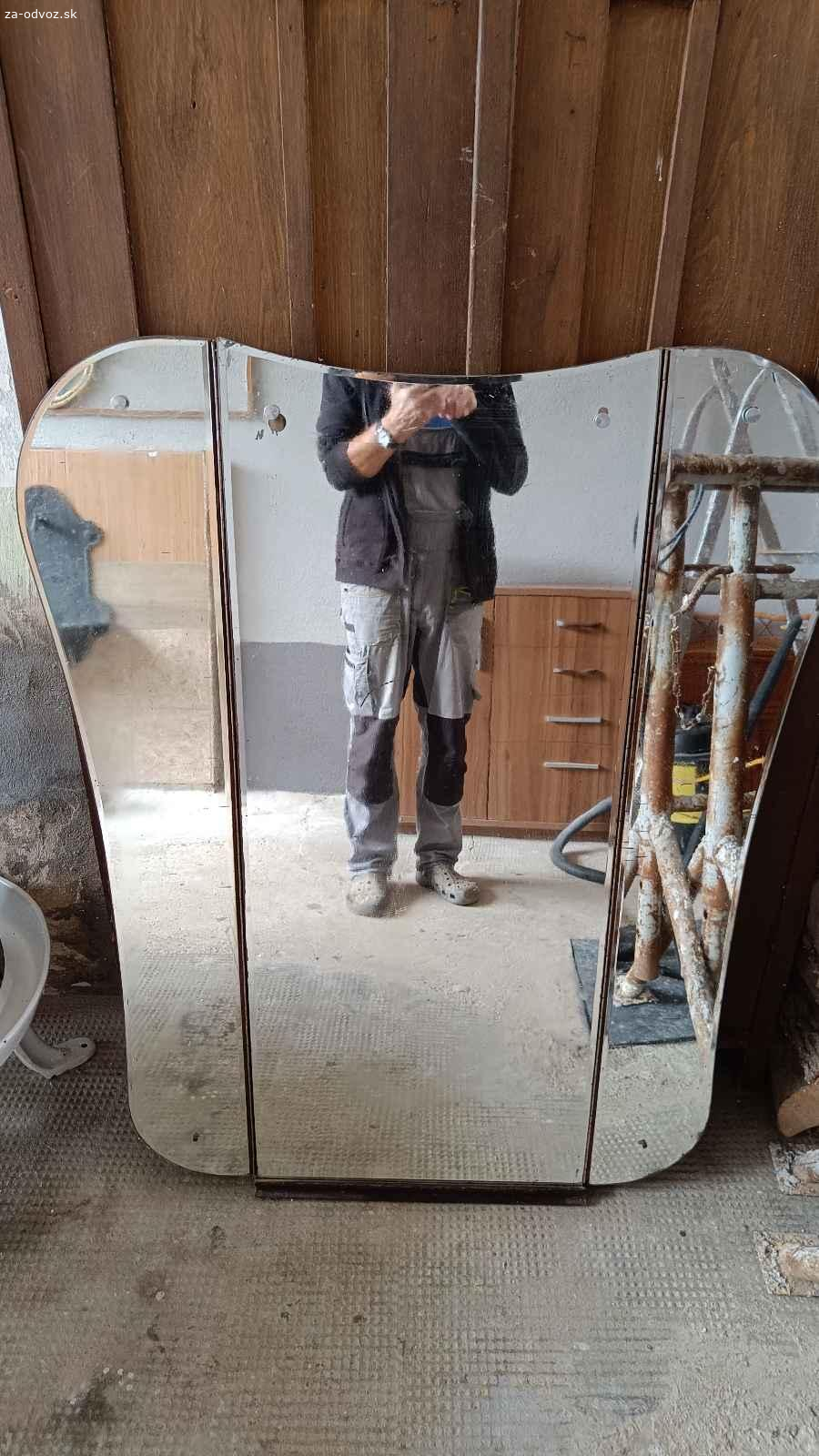 trojdielne zrkadlo. Darujem za odvoz trojdielne zrkadlo podklad drevo, zrkadlo neporušené...