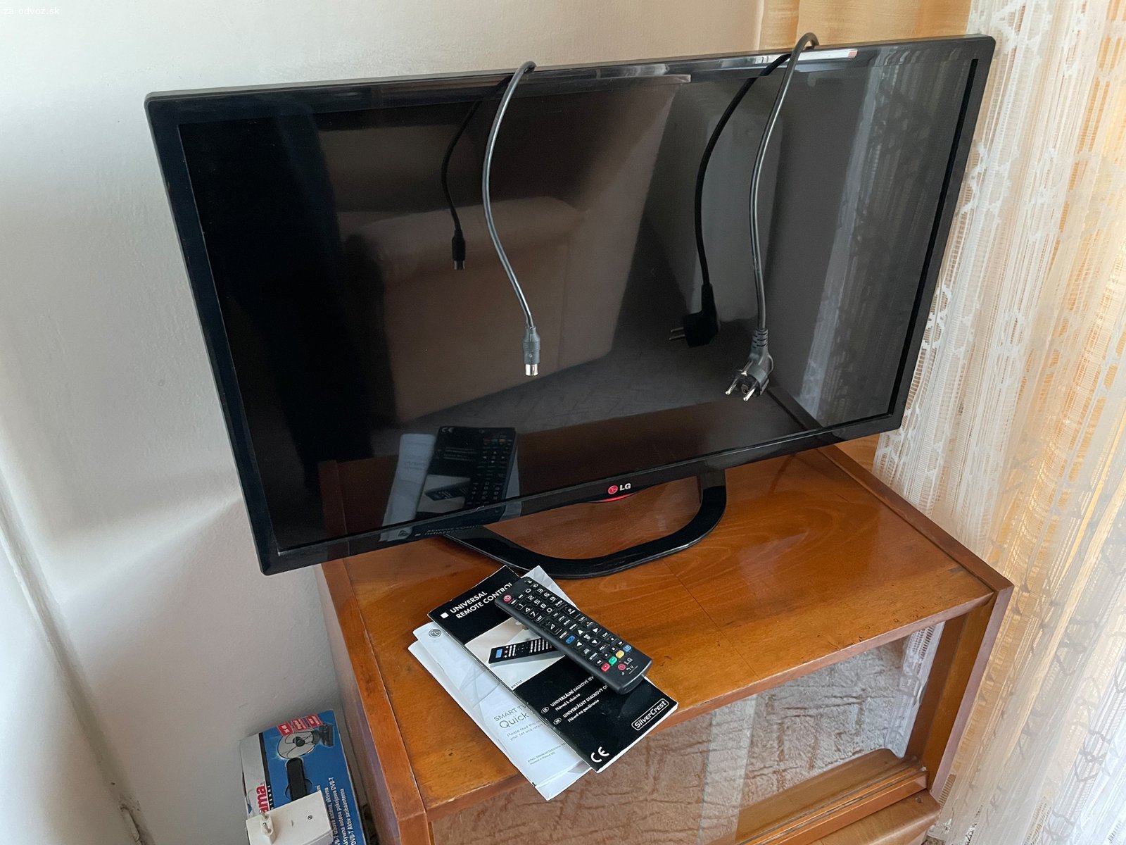 TV + skrinka. Darujem za odvoz retro skriňu spolu s televízorom LG. Televízor funguje. Detaily na fotkách. Odvoz si treba zabezpečiť.

Nezávislé odstránenie a presun:
Exnárova 41, Bratislava
3. poschodie, budova bez výťahu.

Prosím, kontaktujte prostredníctvom e-mailom alebo SMS: