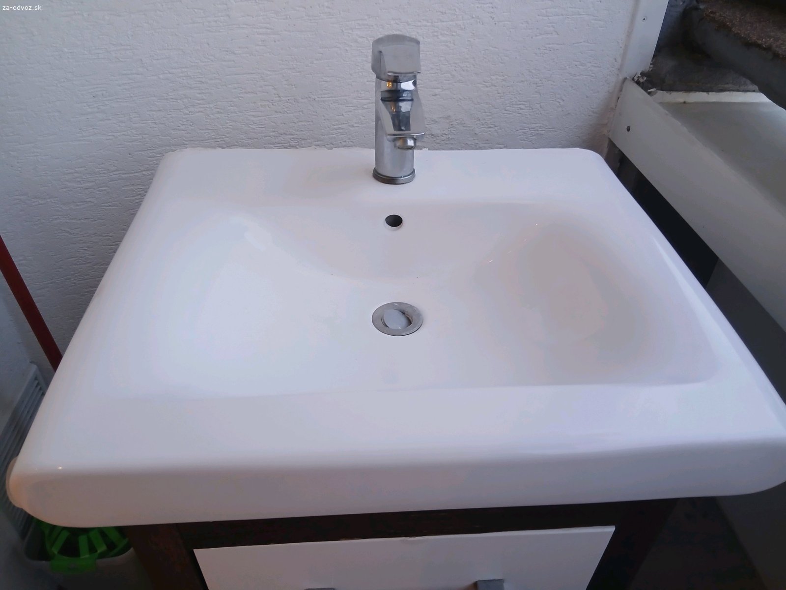 Umyvadlo a kúpeľňová skrinka. Som Angličan, takže ak máte záujem, napíšte mi SMS. Zadarmo odovzdávam umývadlo a skrinku. Rozmery sú 60 cm na šírku, 50 cm na dĺžku a 8 cm na výšku. Diky