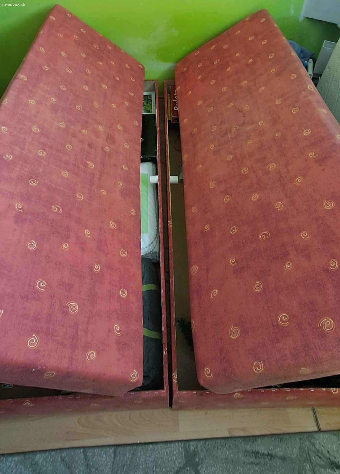 Váľandy 80x200. darujem dve staršie váľandy s rozmerom 80x200 cm, pružinové.
