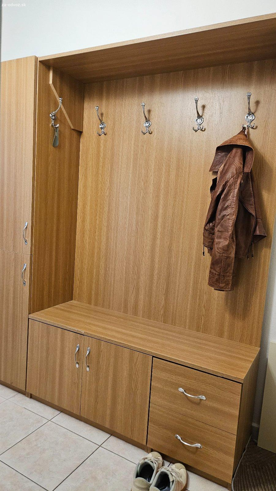 Vchodová zostava za odvoz a úsmev. Vchodová zostava - šatník a botník sa nachádza v Ružinove časť Ostredky.  Rozmery: š 160 v 190 h 40 cm. Predná časť sedacej dosky odlúpnutá,  viď foto   Osobne, za odvoz a úsmev.