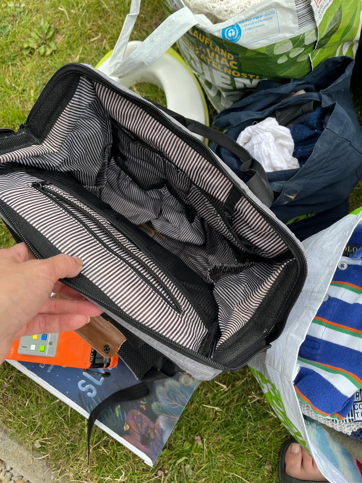 Darujem veci pre chlapčeka a dám. vrch pre chlapčeka od 0- 3 rokov, oblečenie hračky a rôzne, dámske veci XS rôzne oblečenie, žehliaca doska gumacky a pod. prosím len spolu, poštou neposielam len osobne