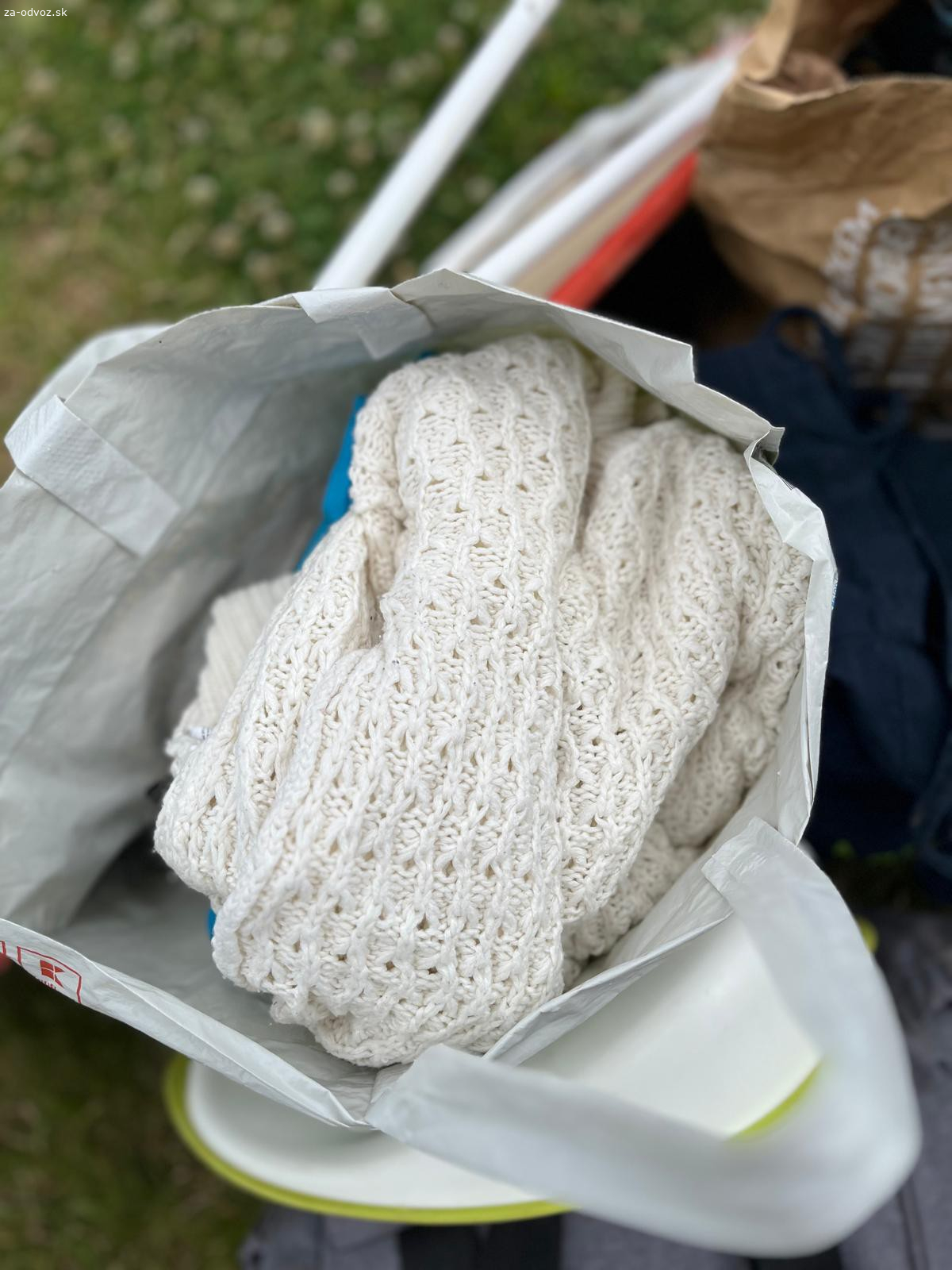 Darujem veci pre chlapčeka a dám. vrch pre chlapčeka od 0- 3 rokov, oblečenie hračky a rôzne, dámske veci XS rôzne oblečenie, žehliaca doska gumacky a pod. prosím len spolu, poštou neposielam len osobne