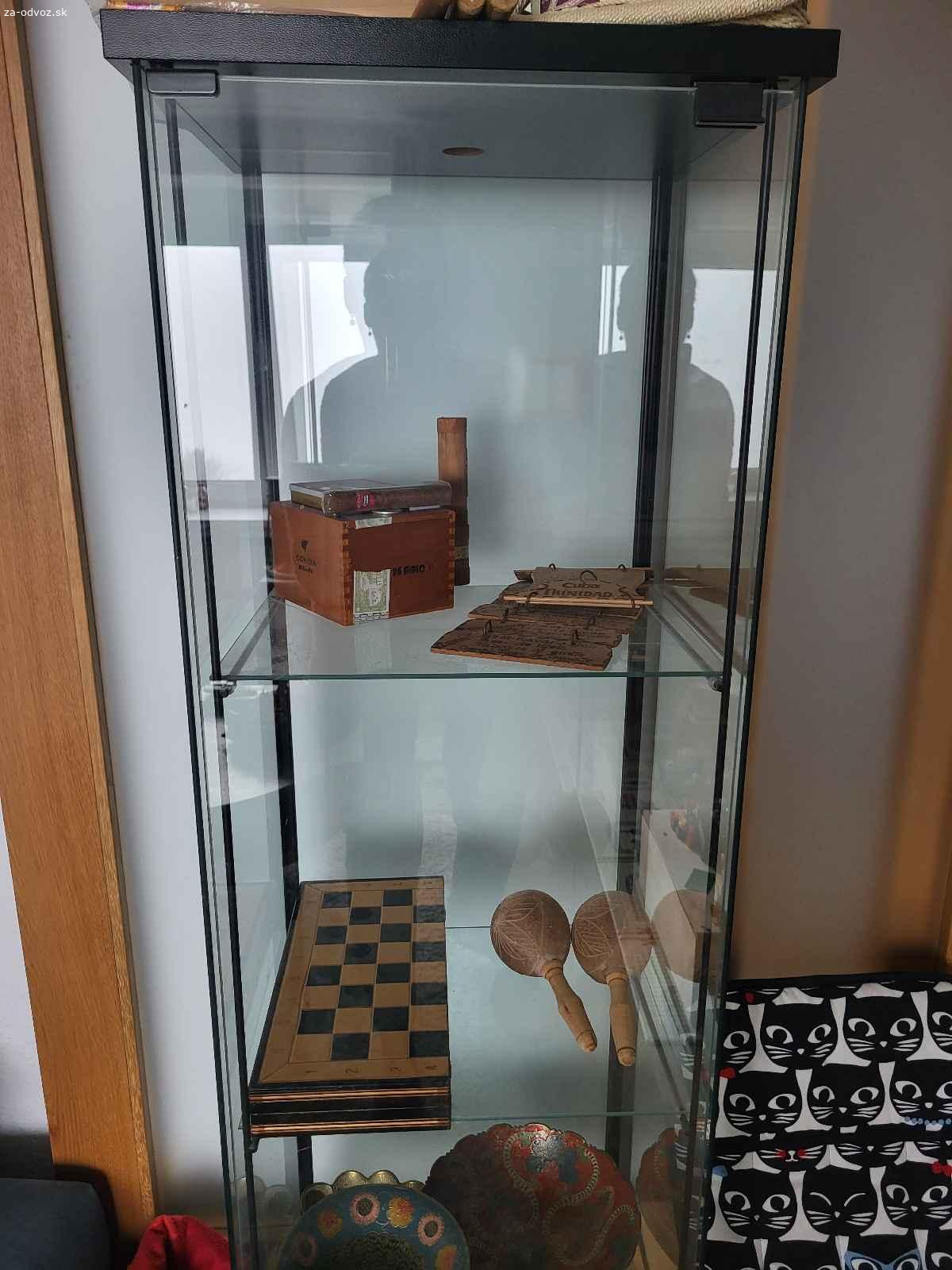 Vitrinova skrinka zo skla