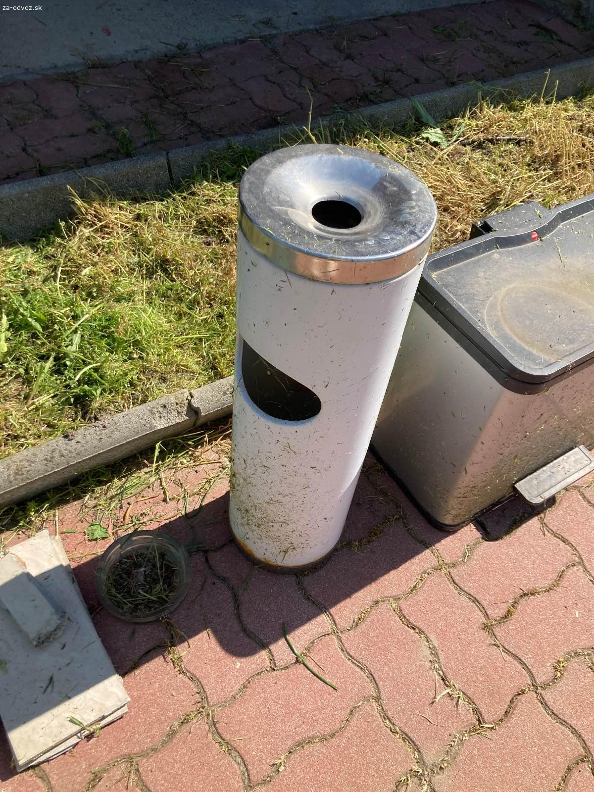 Vonkajší popolník s kosom