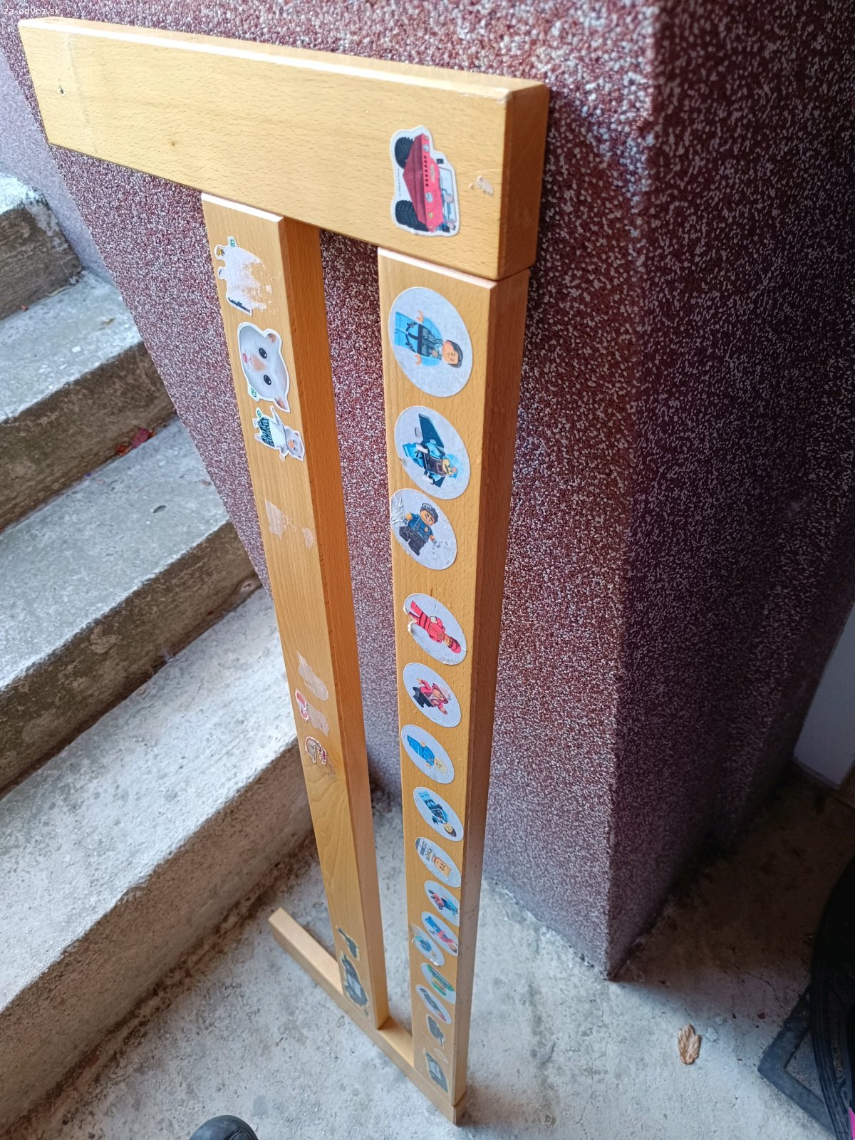 zabranu na postel. darujem zabranu na postel rozmery v cm: 35x113x2.5. je trosku osuchana a polepena ale inak v dobro stave. je to dubove drevo