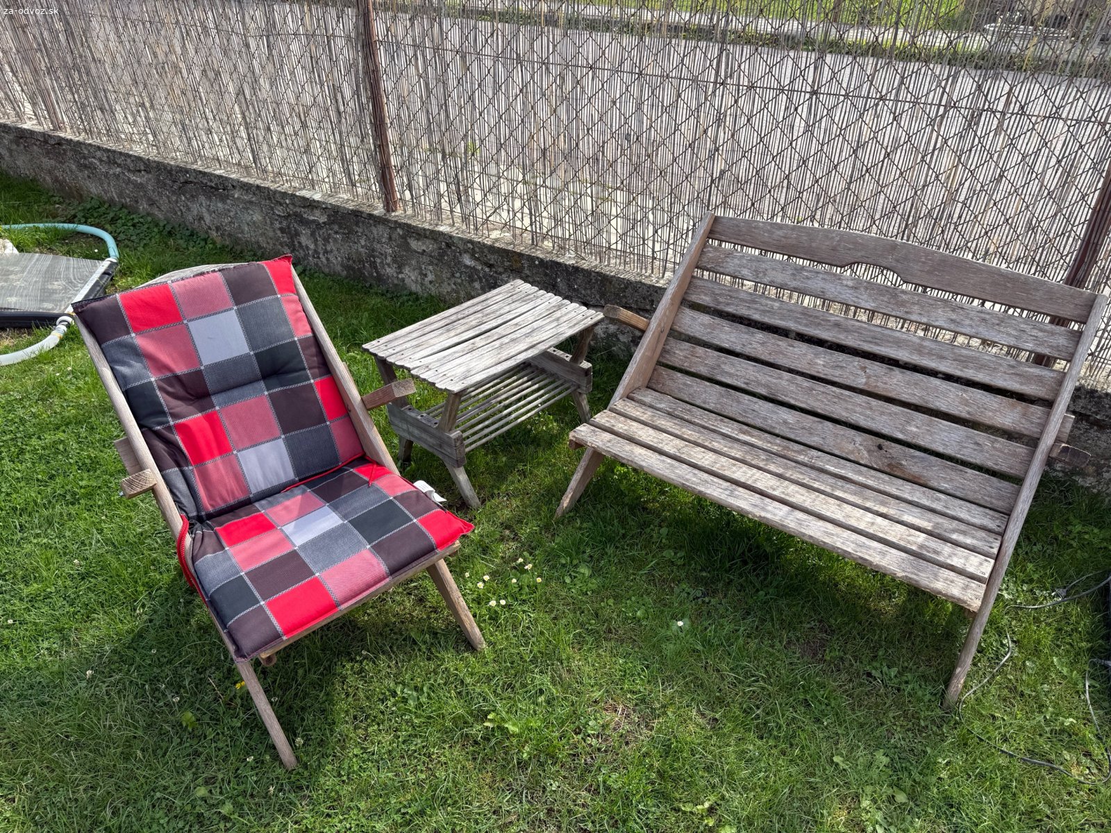 zahradné sedenie. Darujem za odvoz záhradne sedenie zanovne. Zrucnejsi clovek velmi rychlo podotahuje,dosteluje. Dvojlavica, dve kresla + maly stolik.Volajte a sms