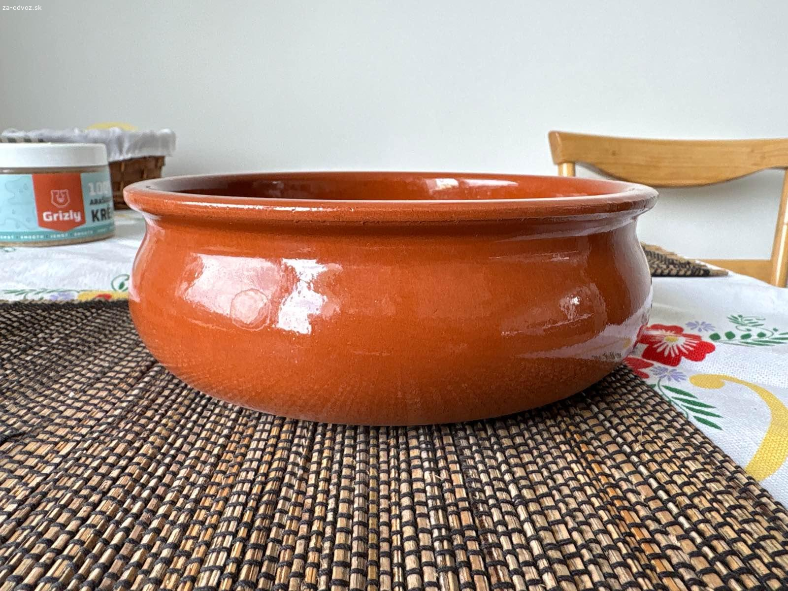 Zapekacia miska z hliny. Darujem hlinenú zapekaciu misku kúpenú na Malorke. Použitá asi tri krát. Priemer 20 cm.