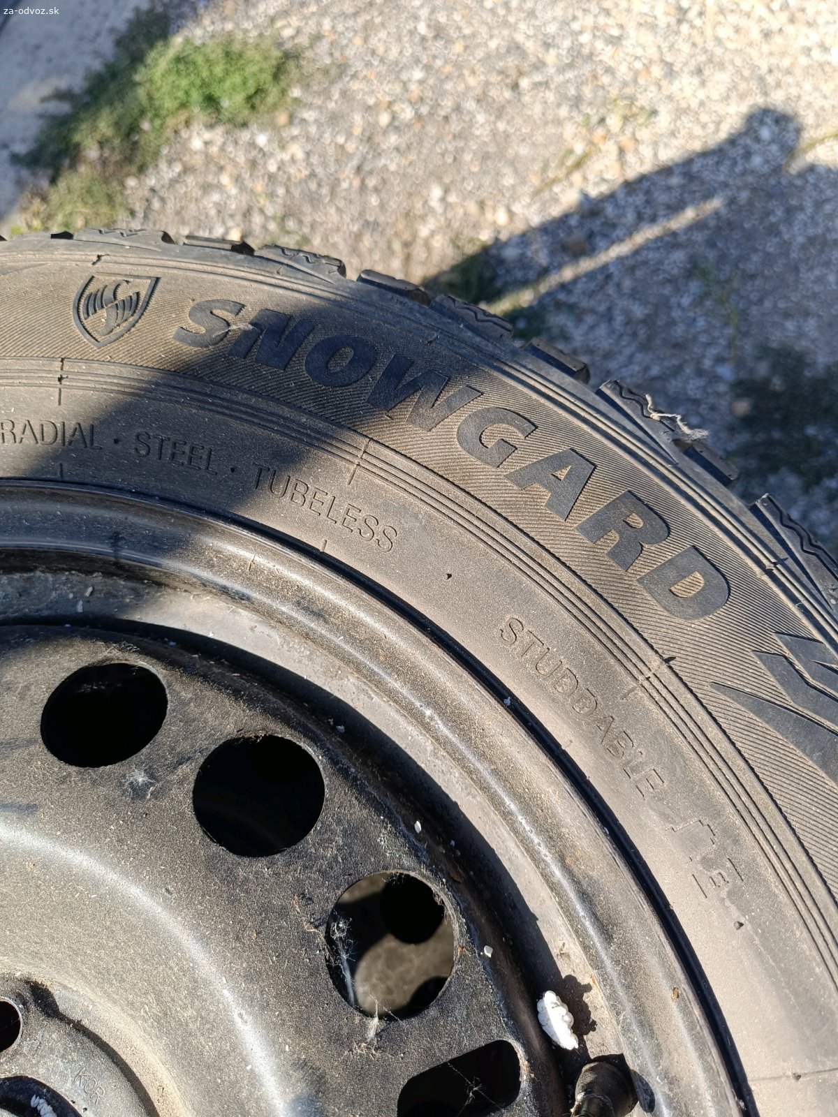 4ks zimne pneumatiky 216/60 r16 95t. darujem 4ks zimne pneumatiky rosava snowgard 215/60 r16 95t dot 3615 aj s plechovymi diskami. cokolada potesi, nie je podmienka.