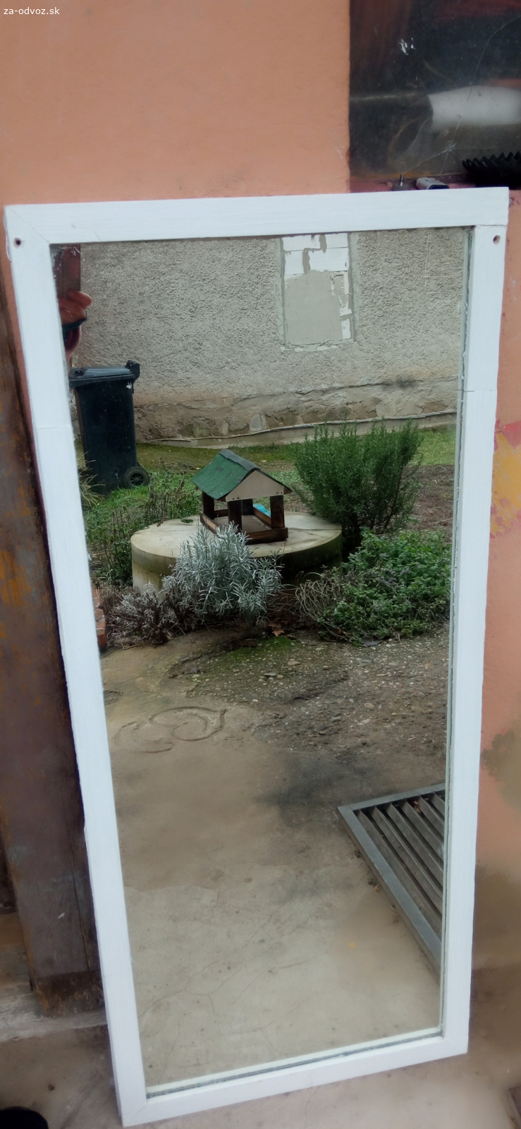 zrkadlo v bielom drevenom ráme